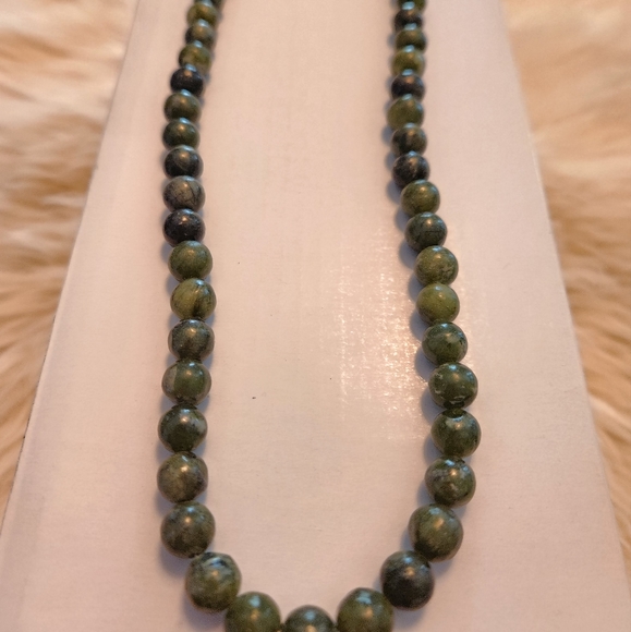 Green Connemara Necklace - Picture 3 of 4